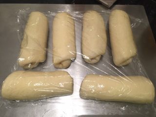 7、绵绵吐司（直接法）,上下擀成椭圆型，从上往下卷，静置15分钟