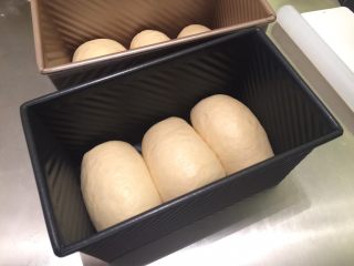 10、绵绵吐司（直接法）,放入吐司模内