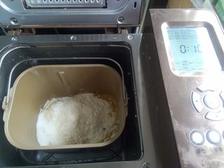 1、淡奶油柔软白吐司,所有材料按照牛奶、鸡蛋、盐、糖（对角放）、高筋粉、最上面挖坑放酵母的顺序放入面包机，启动和面程序10分钟，揉成一个光滑的面团。