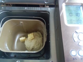 2、淡奶油柔软白吐司,静置10分钟后放入黄油（不用软化，冰的最好）。