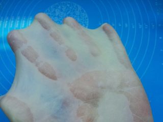 4、淡奶油柔软白吐司,揉面结束，检查面团，轻松拉出手套膜。