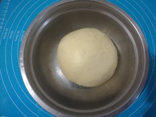 5、淡奶油柔软白吐司,面团收圆，放盆内盖保鲜膜室温发酵。