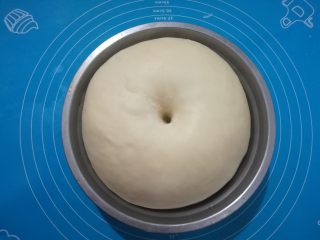 6、淡奶油柔软白吐司,大概40分钟，面团发酵到两倍大，用手指沾干面粉戳个洞不回缩不塌陷发酵完成。