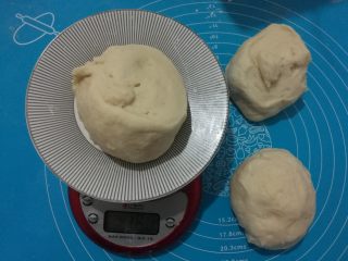 7、淡奶油柔软白吐司,取出面团，排气，均分成3个小面团。