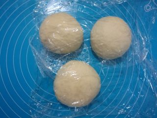 8、淡奶油柔软白吐司,分别糅圆，盖保鲜膜松弛5分钟。