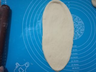 9、淡奶油柔软白吐司,取出一个小面团，擀成长舌状。