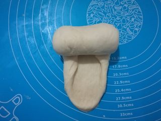10、淡奶油柔软白吐司,两边折进去，自上而下卷起。