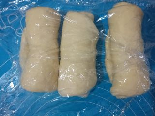 11、淡奶油柔软白吐司,分别整好盖保鲜膜松弛5分钟。