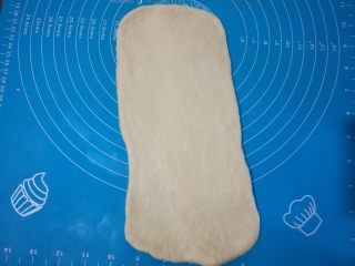 12、淡奶油柔软白吐司,取出一个面团，擀长。