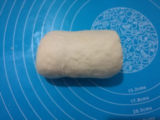13、淡奶油柔软白吐司,再次自上而下卷成卷，不要太长， 2.5圈为最好，放入学厨黑金刚吐司盒内。