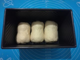 14、淡奶油柔软白吐司,全部做好。切记卷放入模具内的排列方向要保持一致。