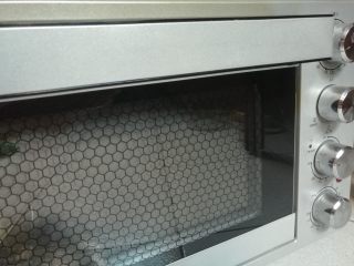 15、淡奶油柔软白吐司,放入烤箱，不必打开烤箱发酵功能，旁边放一碗热水，进行二次发酵。