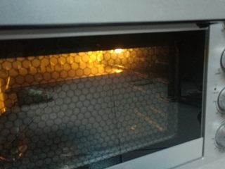 17、淡奶油柔软白吐司,盖上盖子，送入烤箱，上下火165度烘烤30分钟即可，（我烤箱温度偏低，我用180度烘烤40分钟，这样烤出来金黄金黄的颜色才刚刚好）。