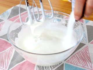 3、手指饼干,倒入剩下的1/3细砂糖，再继续高速打发蛋清