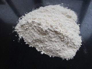 1、布里欧吐司,将高筋面粉，低筋面粉和白砂糖混合。