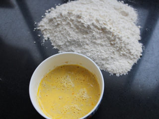 2、布里欧吐司,酵母，蛋液，牛奶混合，静置两分钟。