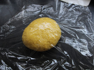 3、布里欧吐司,将液体倒入面团，揉搓均匀，盖上保险慕松弛15分钟，温度高的时候放冰箱，防止松弛时发酵。