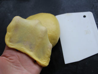 5、布里欧吐司,摔打成团，或者用厨师机面包机等，揉出手套模即可。