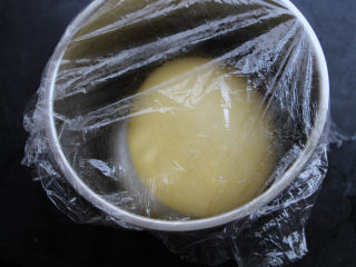 6、布里欧吐司,将揉好的面团装入容器，盖上保险模28度发酵。