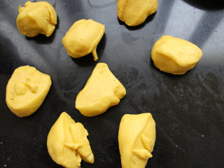 8、布里欧吐司,给面团排气，分割成8个同样重量的小面团。