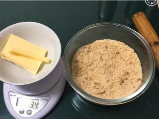 1、云石重芝士蛋糕,消化饼干敲碎，黄油过秤。
