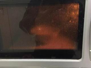 2、云石重芝士蛋糕,黄油放微波炉加热至液体，注意看着点黄油会爆的。