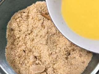 3、云石重芝士蛋糕,加入后的黄油液倒入饼干中。