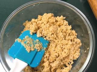 4、云石重芝士蛋糕,用刮刀翻拌均匀。