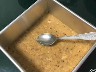 5、云石重芝士蛋糕,6寸方模底部放一张烤盘纸，饼干碎倒入用工具压实，放冰箱冷藏。