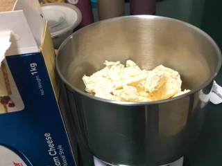 6、云石重芝士蛋糕,奶油奶酪过秤。