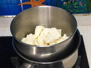 7、云石重芝士蛋糕,隔热水融化。