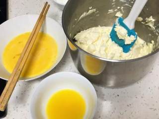 8、云石重芝士蛋糕,鸡蛋打散，黄油加热至液体。