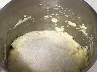 9、云石重芝士蛋糕,奶油奶酪弄软后加入细砂糖。