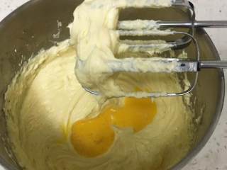 11、云石重芝士蛋糕,鸡蛋液分三次加入。