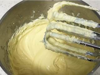 12、云石重芝士蛋糕,每加一次搅拌均匀。