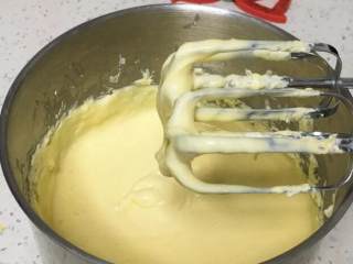 13、云石重芝士蛋糕,再重复操作。