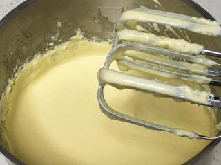 16、云石重芝士蛋糕,芝士糊越细腻越好。