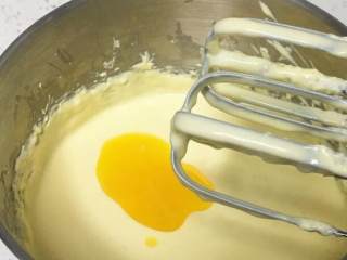 17、云石重芝士蛋糕,再加入黄油液，继续搅拌均匀。