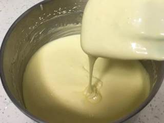 18、云石重芝士蛋糕,芝士糊就完成了。