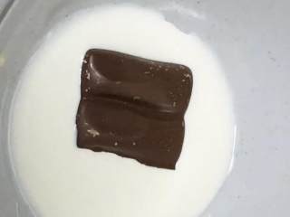 19、云石重芝士蛋糕,巧克力和淡奶油也隔热水融化，水的温度60度左右，不能太烫，做好冷却下来。