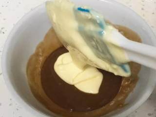 20、云石重芝士蛋糕,放一点芝士糊于巧克力液中。