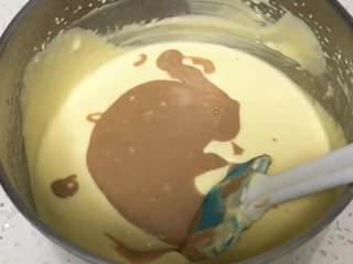 21、云石重芝士蛋糕,再将巧克力液倒入芝士糊中，拌几下即可，形成云石状态。