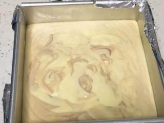 22、云石重芝士蛋糕,蛋糕糊倒入方模，方模外层包裹二张锡纸。