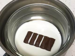 25、云石重芝士蛋糕,巧克力和淡奶油再次隔热水融化。