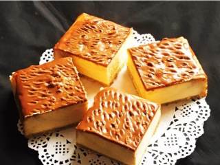 28、云石重芝士蛋糕,冷却后的巧克力糊倒在蛋糕上，用工具做出形状。