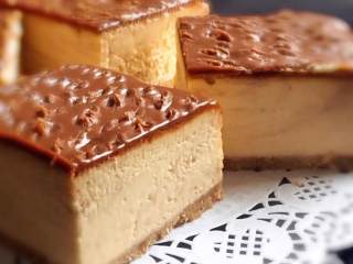 29、云石重芝士蛋糕,切芝士蛋糕的要点是，细齿刀在煤气灶上加热一下再切，切好一刀擦干后再下一刀。