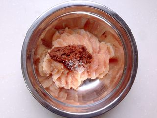 6、日式鸡胸肉蛋三明治,鸡胸肉片加入味增酱、适量料酒和白糖拌匀