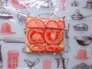 16、日式鸡胸肉蛋三明治,放上番茄片，整片的放中间