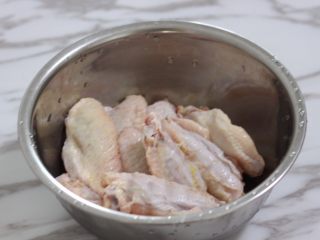 1、香酥鸡翅,准备鸡翅9个