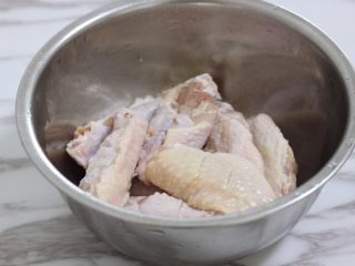 2、香酥鸡翅,洗净两面分别划两刀